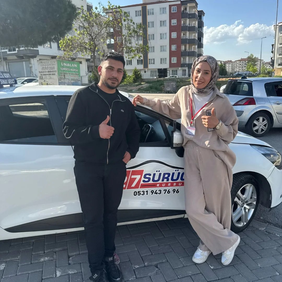 Eğitmen ve öğrenci, markalı eğitim aracı önünde