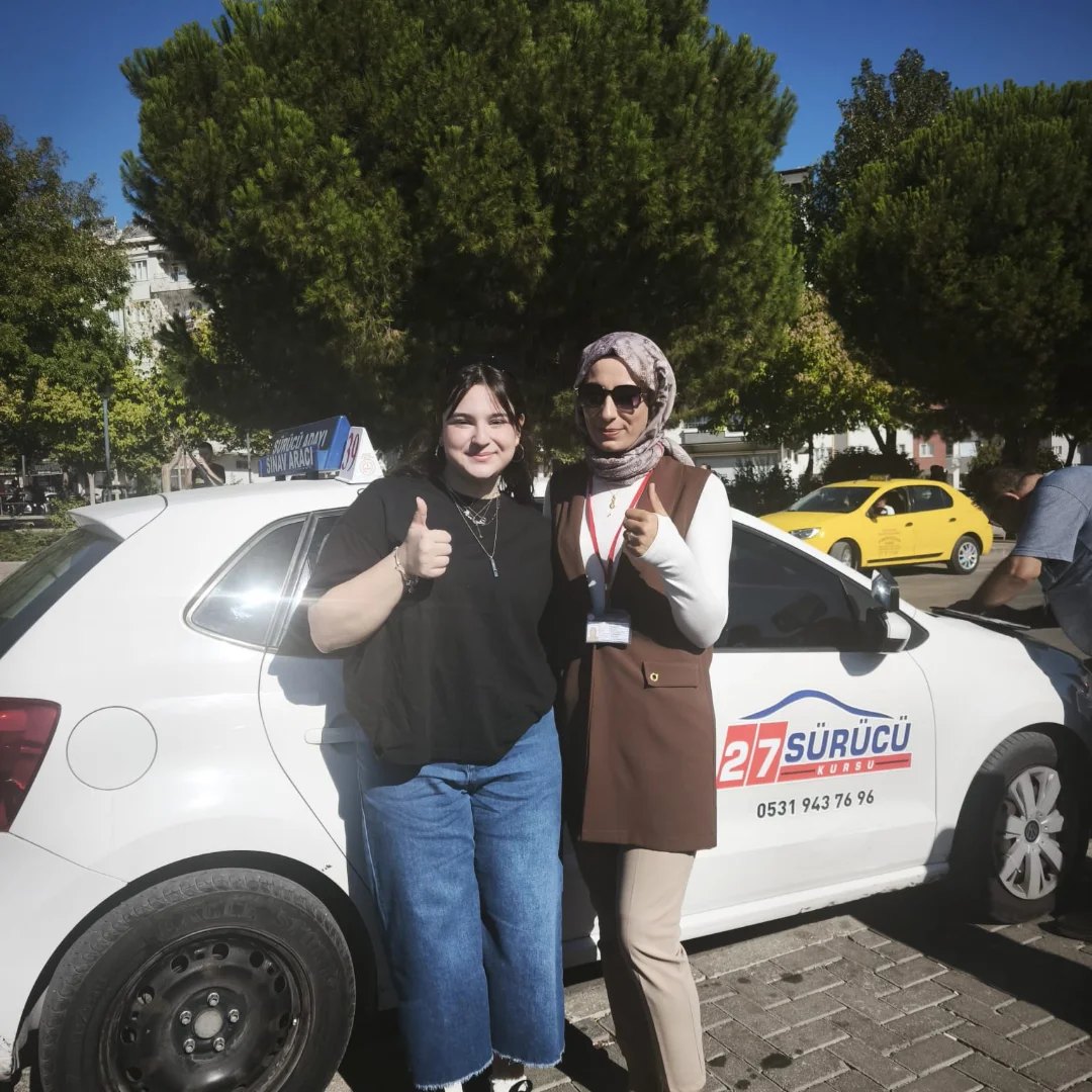 Kursiyerler, 27 Sürücü Kursu eğitim aracının yanında